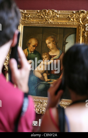 Die Heilige Familie. Besucher vor dem berühmten Gemälde von Raffael in der Eremitage in St. Petersburg, Russland. Stockfoto