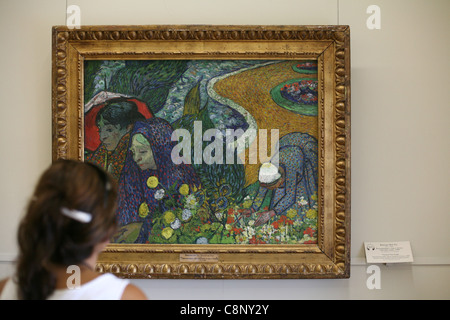 Damen von Arles. Besucher in aus der das Gemälde von Vincent Van Gogh in der Eremitage in St. Petersburg, Russland. Stockfoto