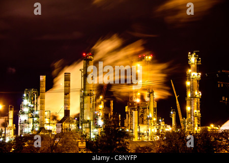 Eine Fabrik in vollem Betrieb während der Nacht in Regina, Kanada Stockfoto