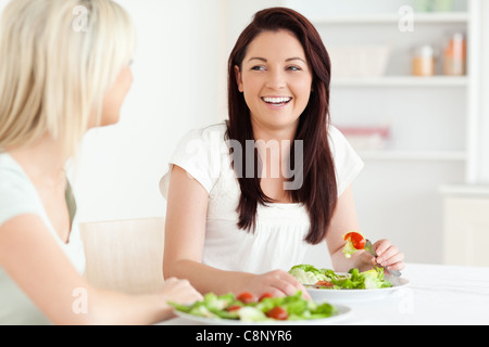 Porträt des Lachens Frauen essen Salat Stockfoto