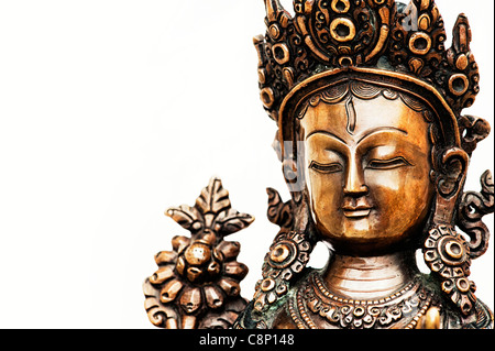 Weiße Tara-Statue. Buddhistische Gottheit Statue auf weißem Hintergrund Stockfoto