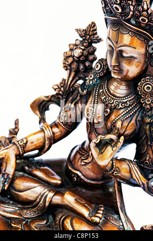 Weiße Tara-Statue. Buddhistische Gottheit Statue auf weißem Hintergrund Stockfoto