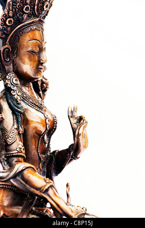 Weiße Tara-Statue. Buddhistische Gottheit Statue auf weißem Hintergrund Stockfoto