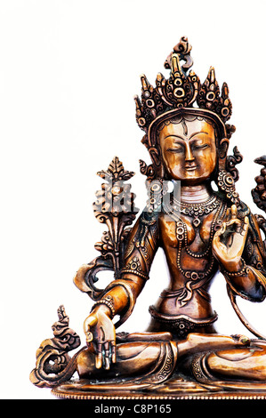 Weiße Tara-Statue. Buddhistische Gottheit Statue auf weißem Hintergrund Stockfoto