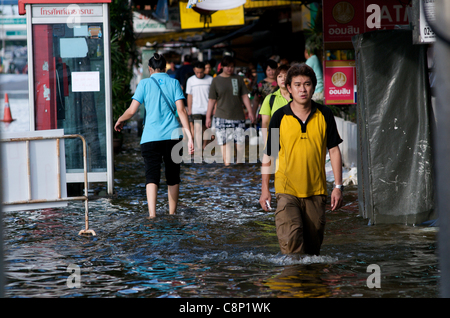 Bangkok Bewohner durch die Flut an Phahon Yothin Road, Bangkok, Thailand am 28. Oktober 2011 Wade. Thailand erlebt die schlimmste Überschwemmung in mehr als 50 Jahren. Credit: Kraig Lieb/Alamy leben Nachrichten Stockfoto