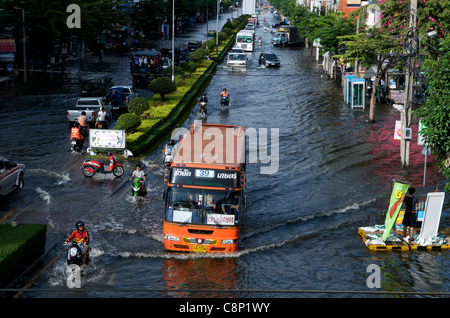 Bangkok Einwohner fahren durch die Flut auf Phahon Yothin Road, Bangkok, Thailand am 28. Oktober 2011. Thailand erlebt den schlimmsten Überschwemmungen seit mehr als 50 Jahren. Kredit: Kraig Lieb Stockfoto