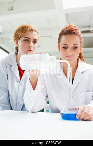 Porträt von Wissenschaftlern machen ein Experiment Stockfoto