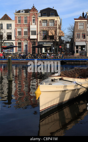 Touristenboot Vergnügen an einem Kanal in Leiden Lage vor Turfmarkt in der Altstadt Holland Niederlande Stockfoto