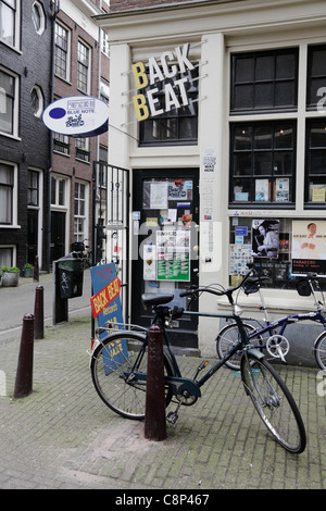 Fahrrad geparkt außerhalb schlagen zurück Vinyl Plattenladen Datensätze In der Jordaan-Viertel in Alt Amsterdam Holland Niederlande Stockfoto