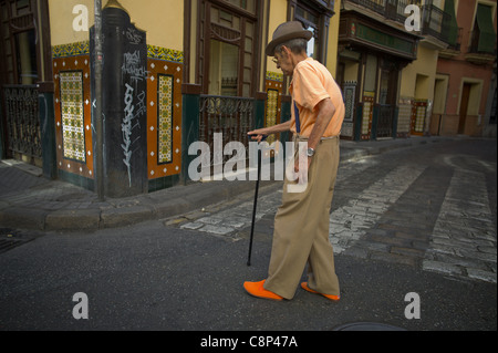 in Sevilla Kleider Mädchen Lokalkolorit Stockfoto