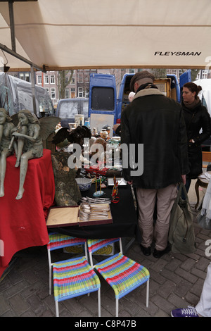 Mann und Frau ein Bric betrachten eine Brac stall auf dem Noordermarkt Antiquitäten Flohmarkt Amsterdam Holland Niederlande Stockfoto