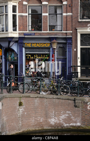 Der Verkauf von Cannabis Rauchutensilien Amsterdam Holland Niederlande Headshop Headshop Kloveniersburgswal Centrum Stockfoto