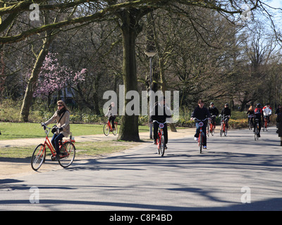 Gruppe von Touristen Reiten Fahrräder mieten in den Vondelpark Amsterdam Holland Niederlande Stockfoto