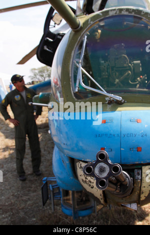 Geschützturm mit Gatling-Kanone und des Kanoniers Cockpit auf einem Kampfhubschrauber Mi-24 HIND, pilot im Hintergrund zu sehen Stockfoto