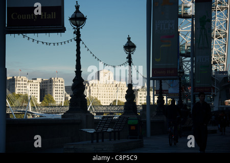 80 Strang (Shell Mex-Haus) und das Adelphi Gebäude von South Bank Stockfoto