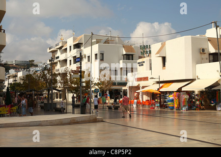 Main Street in der Nähe von Boulevard und Strand in Albufeira Stockfoto