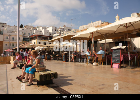 Menschen auf dem Boulevard de Albufeira die Sonne genießen Stockfoto