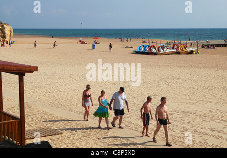 Menschen zu Fuß auf den Strand von Albufeira in Portugal Stockfoto