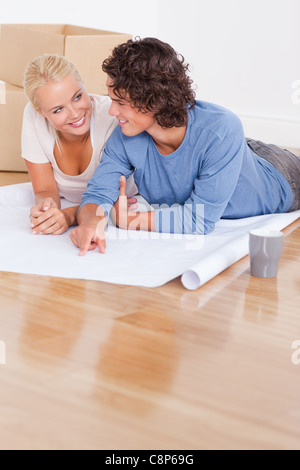 Porträt eines glücklichen Paares immer bereit, in ein neues Haus zu bewegen Stockfoto