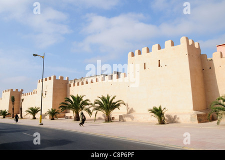 Stadtmauern entlang Avenue Hassan II, Taroudannt, Marokko Stockfoto