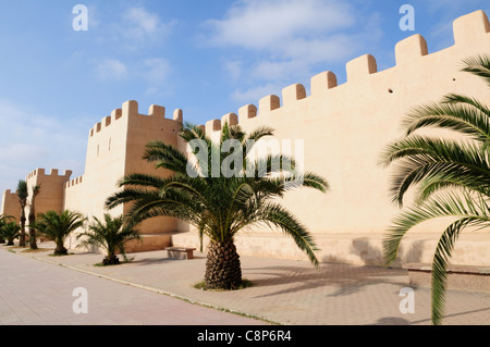 Stadtmauern entlang Avenue Hassan II, Taroudannt, Marokko Stockfoto