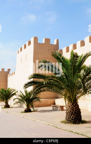 Stadtmauern entlang Avenue Hassan II, Taroudannt, Marokko Stockfoto