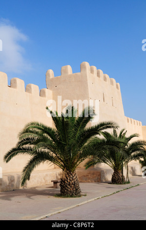 Stadtmauern entlang Avenue Hassan II, Taroudannt, Marokko Stockfoto