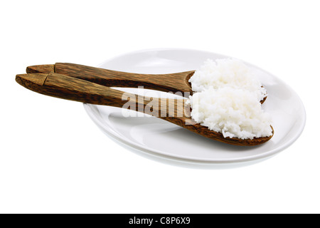 Kochlöffel mit gedünstetem Reis auf Teller Stockfoto