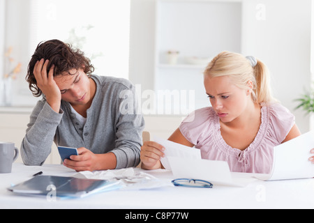 Paar in Verzweiflung dabei Konten Stockfoto