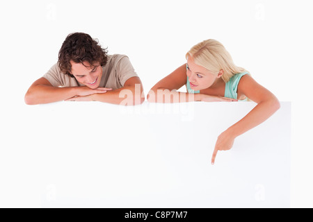 Frau zeigt ihren Mann etwas auf einem whiteboard Stockfoto