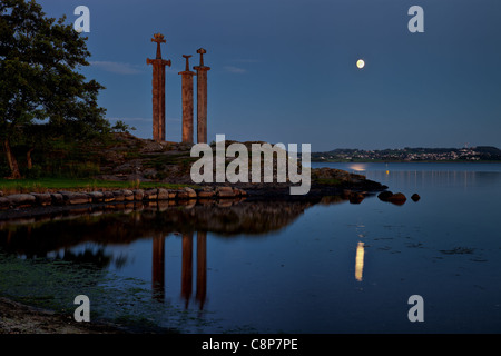 Schwerter im Felsen ist ein Gedenkstein befindet sich am Hafrsfjord Fjord, Norwegen. Stockfoto