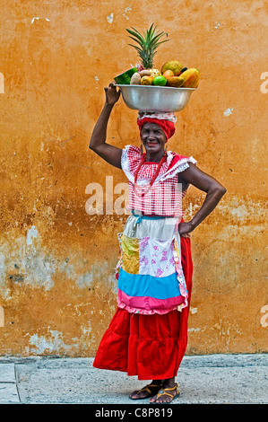 Palenquera Frau verkaufen Obst in Cartagena de Indias, Kolumbien Stockfoto