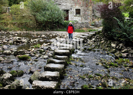 Stepping stones über Stainforth Beck in dem Dorf Stainforth nahe Settle, North Yorkshire. Stockfoto