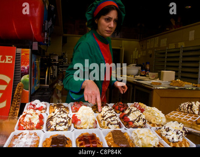 Nicht identifizierte Waffel Verkäufer in einem typischen Waffel Stand in Brüssel Belgien Stockfoto