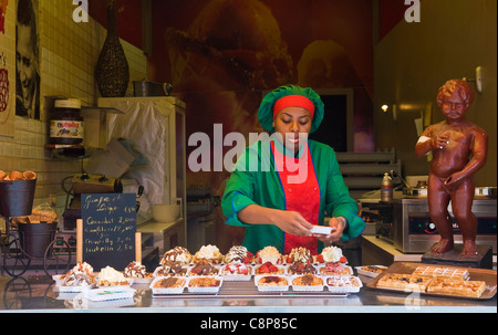 Nicht identifizierte Waffel Verkäufer in einem typischen Waffel Stand in Brüssel Belgien Stockfoto