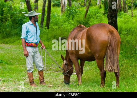 Ein unbekannter Mann beteiligt sich das jährliche Festival "Patria Gaucha" in Tacuarembo, Uruguay. Stockfoto