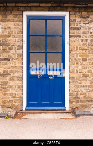 Eine Haustür mit zwei Briefkästen für unterschiedliche Adressen in Großbritannien Stockfoto