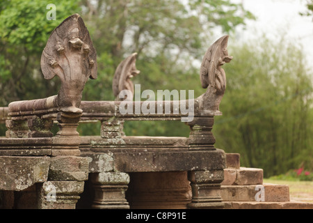 fünf unter der Leitung Cobra Löwenstatuen am Prasat Hin Phanom rung Khmer Tempelruinen in Thailand Stockfoto