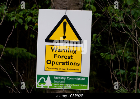 Einen forstwirtschaftlichen Betrieb Warnsignal für die potentiellen Gefahren, die von Wald Operationen in Hamsterley Forest in der Grafschaft Durham im Nordosten Englands. Stockfoto