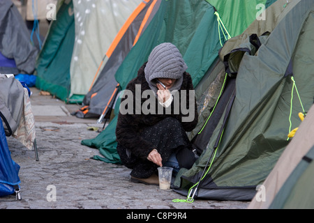 Camping Demonstrant bei St Pauls Cathedral, London Protest mit Zelten zu besetzen Stockfoto