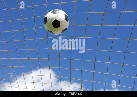 Fußball Gool, den Ball ins Netz gegen blauen Himmel Stockfoto