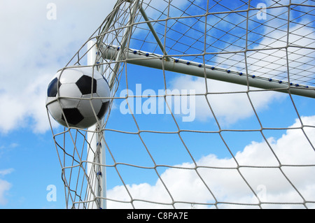 Fußball Gool, den Ball ins Netz gegen blauen Himmel Stockfoto