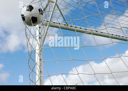 Fußball Gool, den Ball ins Netz gegen blauen Himmel Stockfoto