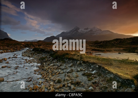 Blick auf die schwarzen Cullins auf Skye von Sligachan Stockfoto