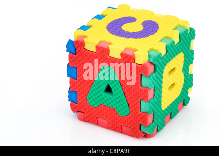 Lustige bunte Spielzeug Puzzle Würfel oder Würfel in strukturierten Schaum für Kinder, um deren Alphabet, hier a, b, C zu lernen. Stockfoto