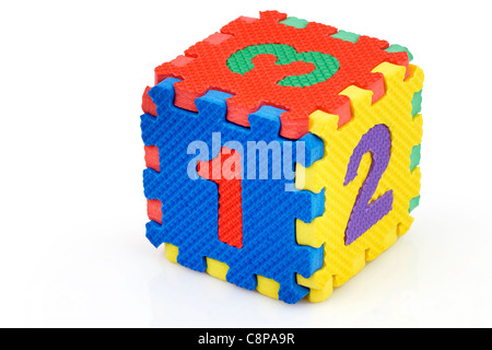 Lustige bunte Spielzeug Puzzle Würfel oder Würfel in strukturierten Schaum für Kinder zu lernen, ihre Zahlen hier 1,2,3. Stockfoto