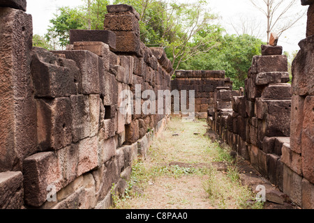 Die Khmer Tempel Ta Moan Thom (oder Tha Muang Thom) versteckt im Dschungel direkt an der thailändisch-kambodschanischen Grenze Stockfoto