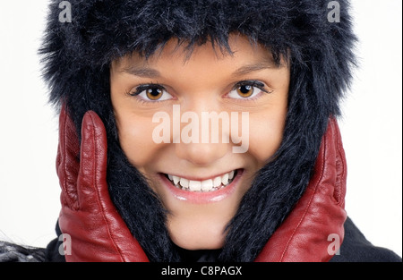 Winterzeit: Porträt des lächelnden freundliche natürliche junge Frau Schwarz faux Pelzhut mit rotem Lederhandschuhe trägt. Stockfoto