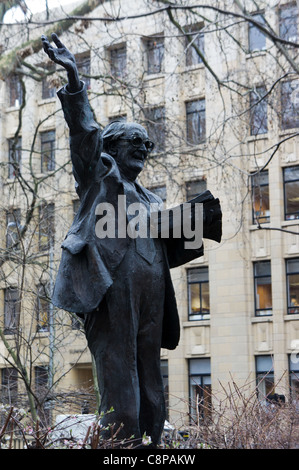 Statue von Fenner Brockway (britische Anti-Kriegs-Aktivist und Politiker) in Red Lion Square in der Nähe von Grays Inn Road, London. Stockfoto