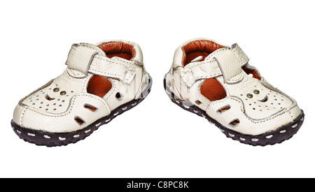 Babyschuhe aus echtem Leder gefertigt, die isoliert auf weißem Hintergrund Stockfoto